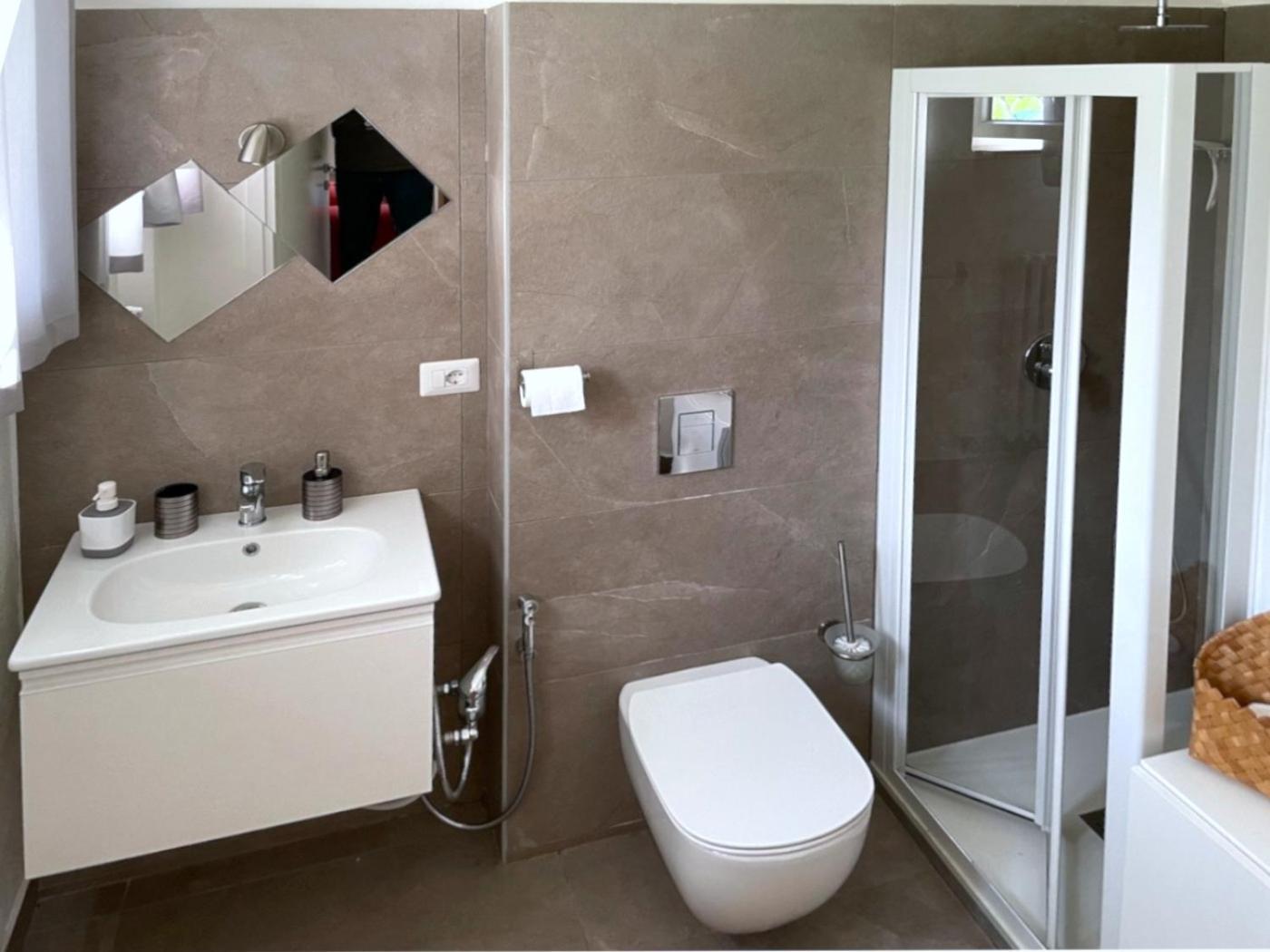 Domus 190 Rooms Βαρέζε Εξωτερικό φωτογραφία
